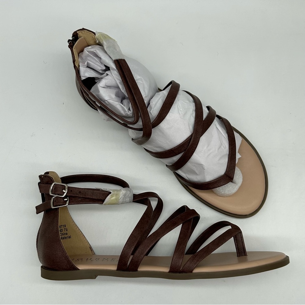 JOURNEE COLLECTION Women's Zailie Strappy Gladiator Flat Sandals in brown 7.5 WD